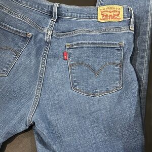 661.  Levi's Blue Skinny Jeans for Women